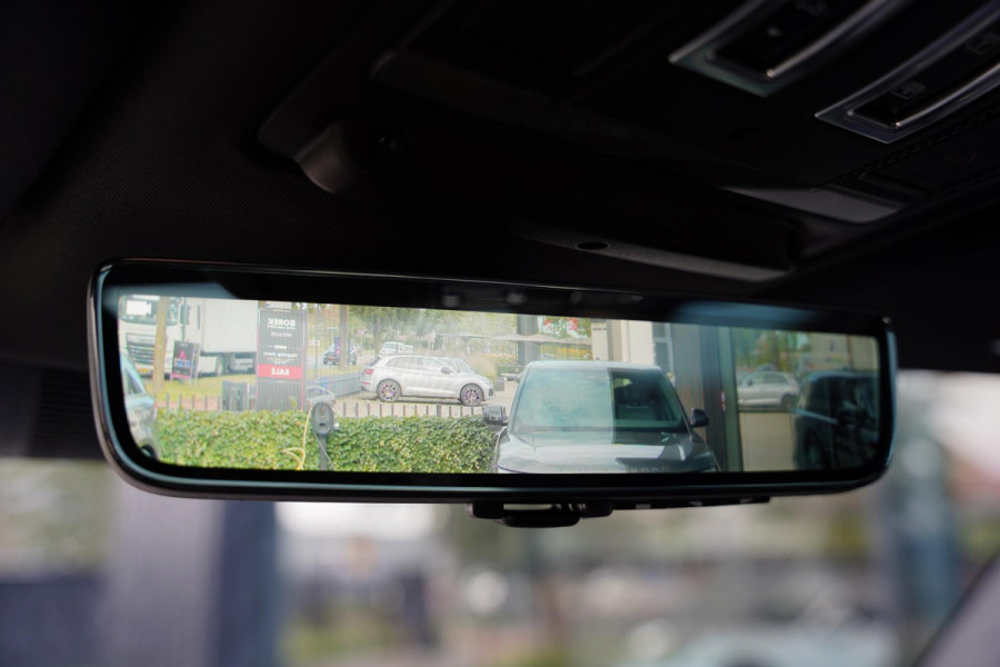 Land Rover Defender 110 P 400 E HSE Urban Spec 6 Persoons Panoramaroof Side Steps Land Rover Defender 110 P 400 E HSE Urban Spec 6 Persoons Panoramaroof Side Steps