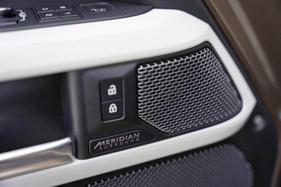 Land Rover Defender 110 P 400 E HSE Urban Spec 6 Persoons Panoramaroof Side Steps Land Rover Defender 110 P 400 E HSE Urban Spec 6 Persoons Panoramaroof Side Steps