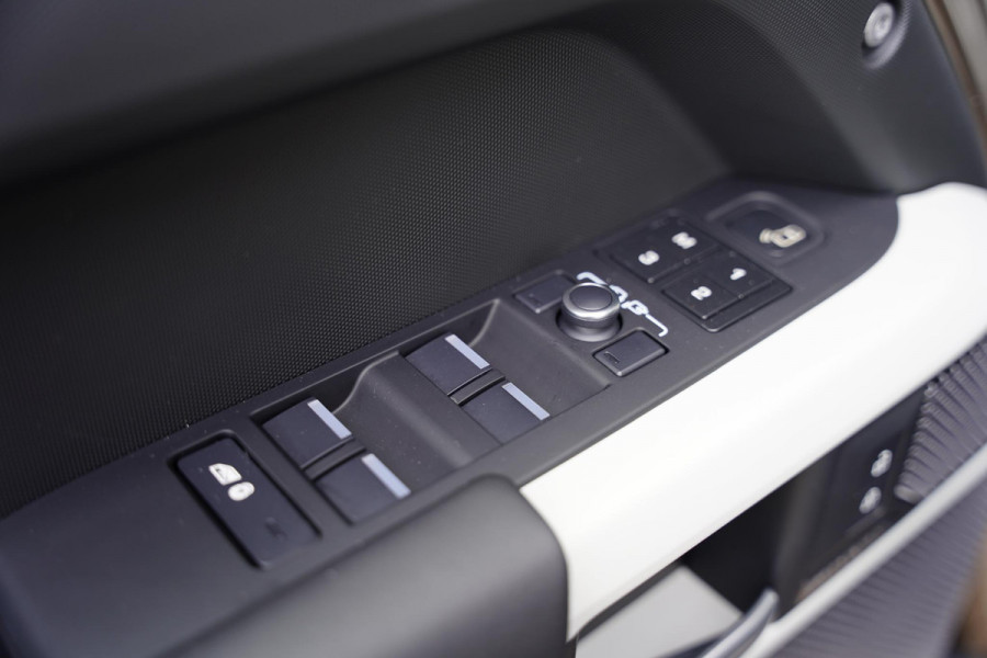 Land Rover Defender 110 P 400 E HSE Urban Spec 6 Persoons Panoramaroof Side Steps Land Rover Defender 110 P 400 E HSE Urban Spec 6 Persoons Panoramaroof Side Steps