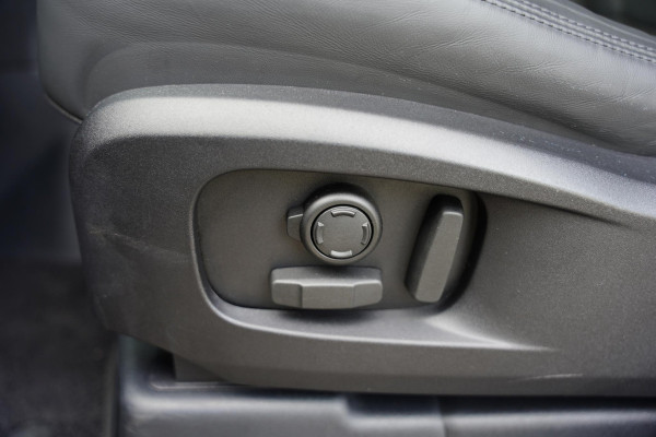 Land Rover Defender 110 P 400 E HSE Urban Spec 6 Persoons Panoramaroof Side Steps Land Rover Defender 110 P 400 E HSE Urban Spec 6 Persoons Panoramaroof Side Steps