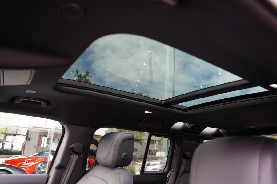 Land Rover Defender 110 P 400 E HSE Urban Spec 6 Persoons Panoramaroof Side Steps Land Rover Defender 110 P 400 E HSE Urban Spec 6 Persoons Panoramaroof Side Steps