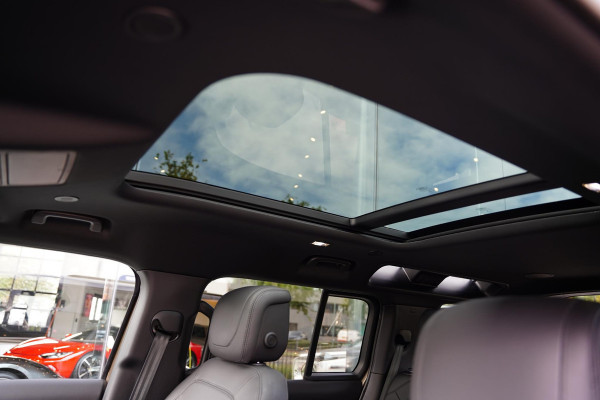 Land Rover Defender 110 P 400 E HSE Urban Spec 6 Persoons Panoramaroof Side Steps Land Rover Defender 110 P 400 E HSE Urban Spec 6 Persoons Panoramaroof Side Steps