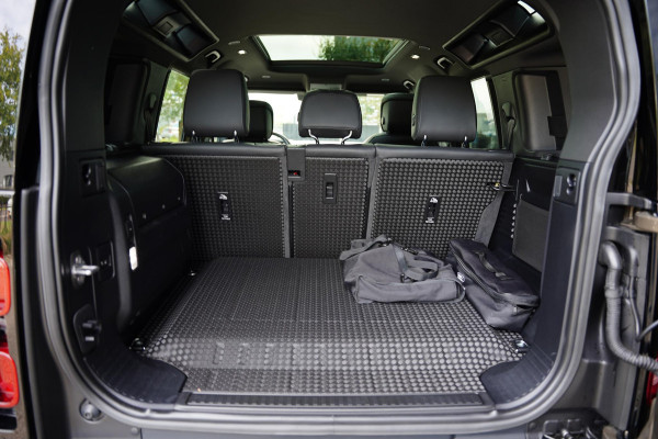 Land Rover Defender 110 P 400 E HSE Urban Spec 6 Persoons Panoramaroof Side Steps Land Rover Defender 110 P 400 E HSE Urban Spec 6 Persoons Panoramaroof Side Steps