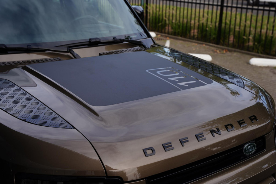 Land Rover Defender 110 P 400 E HSE Urban Spec 6 Persoons Panoramaroof Side Steps Land Rover Defender 110 P 400 E HSE Urban Spec 6 Persoons Panoramaroof Side Steps