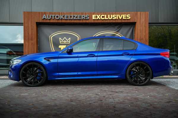 BMW 5 Serie M5 F90 Schuifdak Marina Blue 22'' Vossen Downpipe