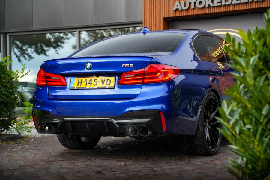 BMW 5 Serie M5 F90 Schuifdak Marina Blue 22'' Vossen Downpipe