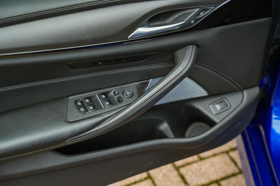 BMW 5 Serie M5 F90 Schuifdak Marina Blue 22'' Vossen Downpipe