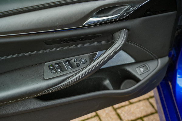 BMW 5 Serie M5 F90 Schuifdak Marina Blue 22'' Vossen Downpipe