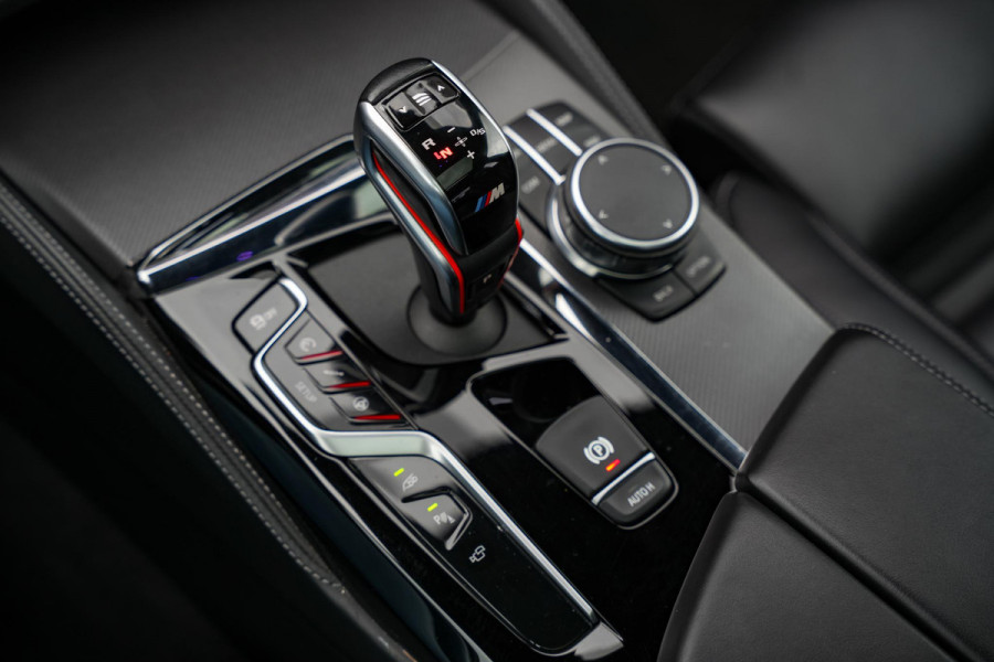 BMW 5 Serie M5 F90 Schuifdak Marina Blue 22'' Vossen Downpipe