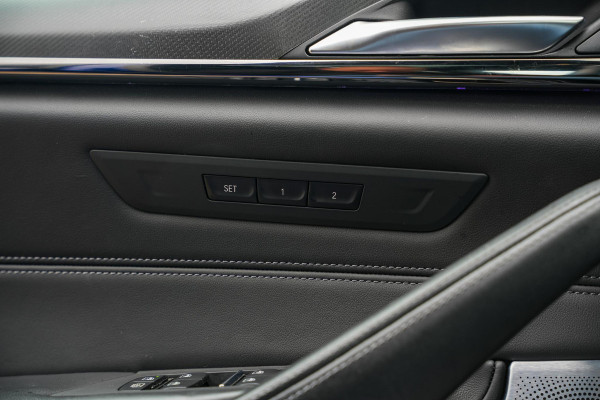 BMW 5 Serie M5 F90 Schuifdak Marina Blue 22'' Vossen Downpipe