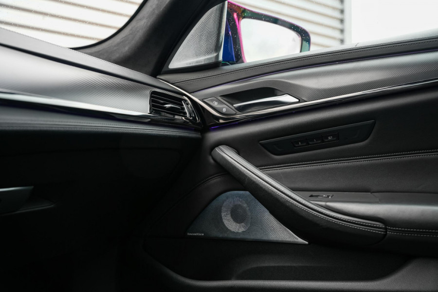 BMW 5 Serie M5 F90 Schuifdak Marina Blue 22'' Vossen Downpipe