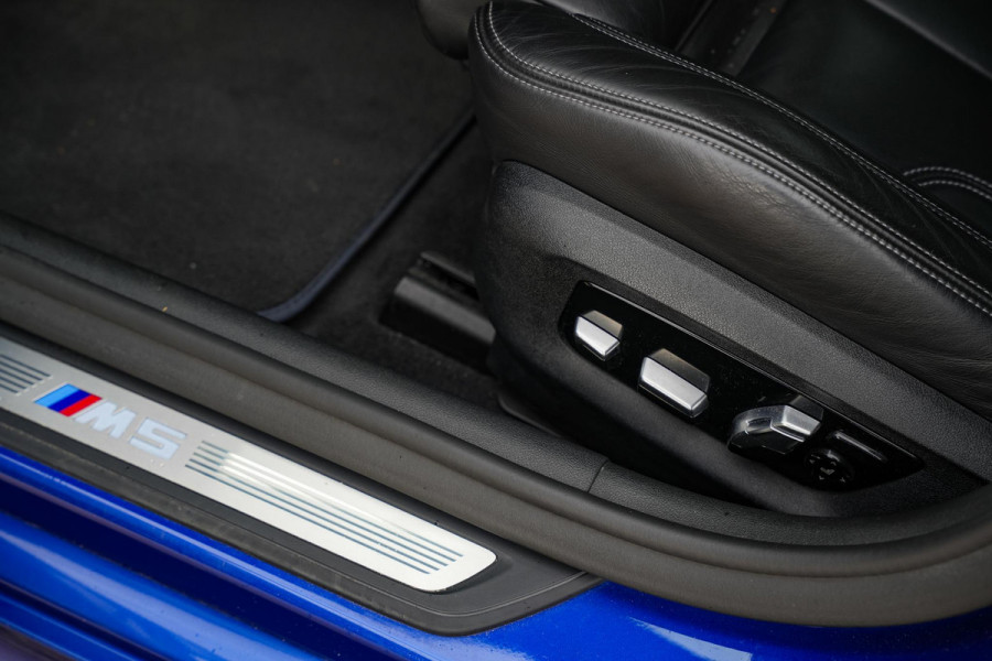 BMW 5 Serie M5 F90 Schuifdak Marina Blue 22'' Vossen Downpipe