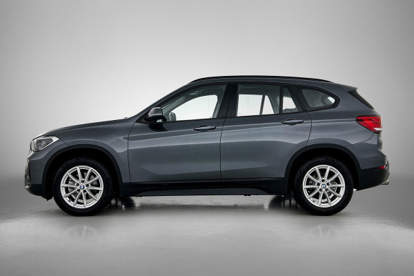 BMW X1 SDrive18i Executive Edition (GROOT-NAVIGATIE, CARPLAY, CAMERA, HEAD-UP, CLIMA, 1e EIGENAAR, GOED ONDERHOUDEN)