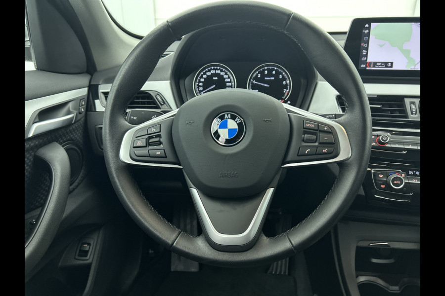 BMW X1 SDrive18i Executive Edition (GROOT-NAVIGATIE, CARPLAY, CAMERA, HEAD-UP, CLIMA, 1e EIGENAAR, GOED ONDERHOUDEN)