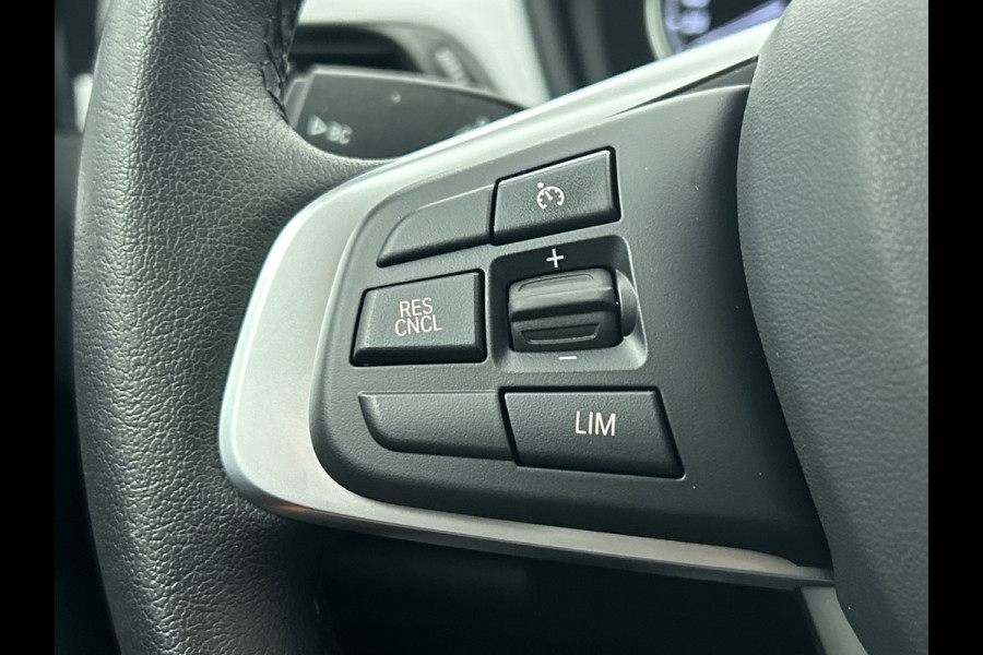 BMW X1 SDrive18i Executive Edition (GROOT-NAVIGATIE, CARPLAY, CAMERA, HEAD-UP, CLIMA, 1e EIGENAAR, GOED ONDERHOUDEN)