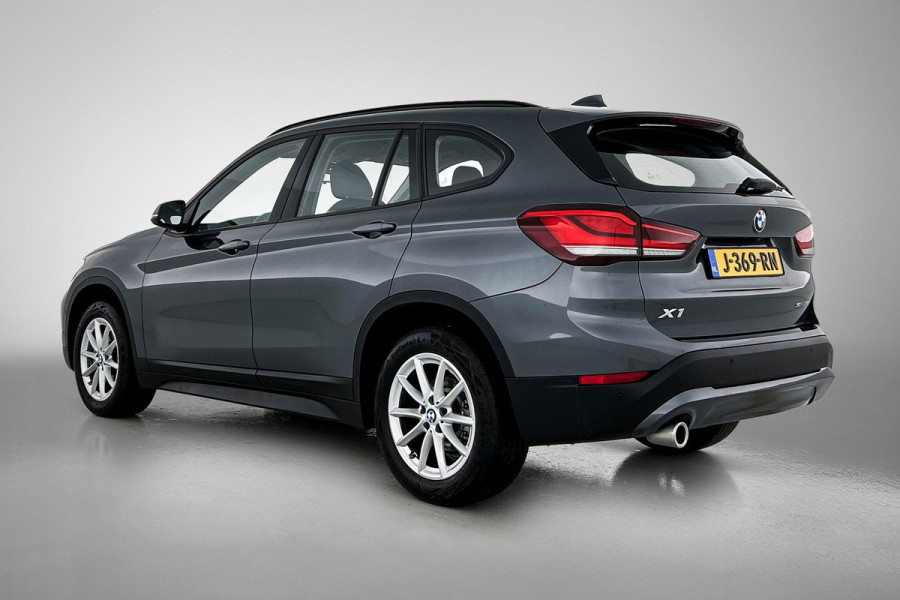 BMW X1 SDrive18i Executive Edition (GROOT-NAVIGATIE, CARPLAY, CAMERA, HEAD-UP, CLIMA, 1e EIGENAAR, GOED ONDERHOUDEN)