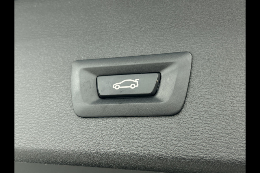 BMW X1 SDrive18i Executive Edition (GROOT-NAVIGATIE, CARPLAY, CAMERA, HEAD-UP, CLIMA, 1e EIGENAAR, GOED ONDERHOUDEN)