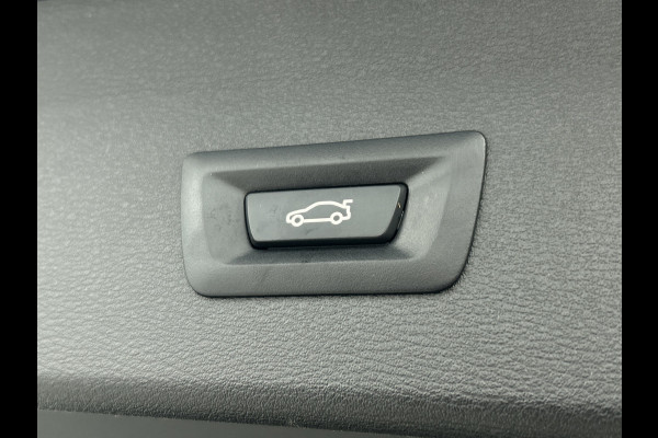 BMW X1 SDrive18i Executive Edition (GROOT-NAVIGATIE, CARPLAY, CAMERA, HEAD-UP, CLIMA, 1e EIGENAAR, GOED ONDERHOUDEN)