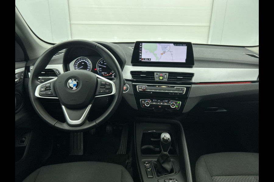 BMW X1 SDrive18i Executive Edition (GROOT-NAVIGATIE, CARPLAY, CAMERA, HEAD-UP, CLIMA, 1e EIGENAAR, GOED ONDERHOUDEN)