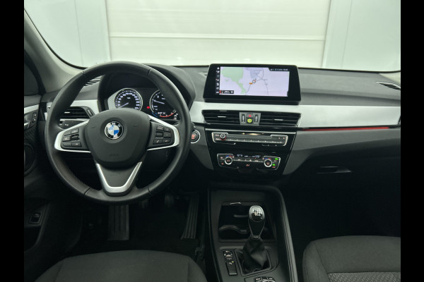 BMW X1 SDrive18i Executive Edition (GROOT-NAVIGATIE, CARPLAY, CAMERA, HEAD-UP, CLIMA, 1e EIGENAAR, GOED ONDERHOUDEN)