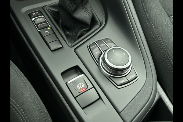 BMW X1 SDrive18i Executive Edition (GROOT-NAVIGATIE, CARPLAY, CAMERA, HEAD-UP, CLIMA, 1e EIGENAAR, GOED ONDERHOUDEN)