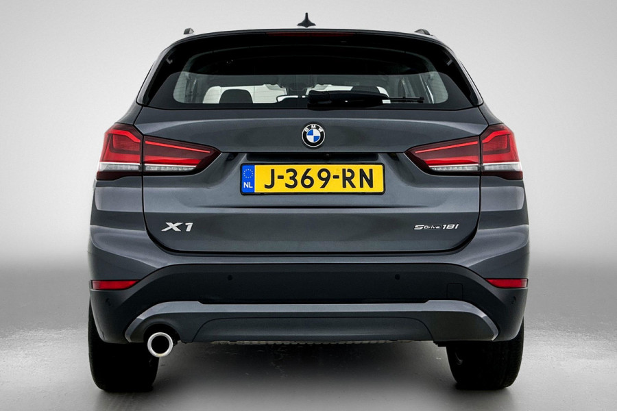 BMW X1 SDrive18i Executive Edition (GROOT-NAVIGATIE, CARPLAY, CAMERA, HEAD-UP, CLIMA, 1e EIGENAAR, GOED ONDERHOUDEN)