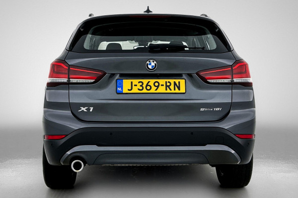 BMW X1 SDrive18i Executive Edition (GROOT-NAVIGATIE, CARPLAY, CAMERA, HEAD-UP, CLIMA, 1e EIGENAAR, GOED ONDERHOUDEN)