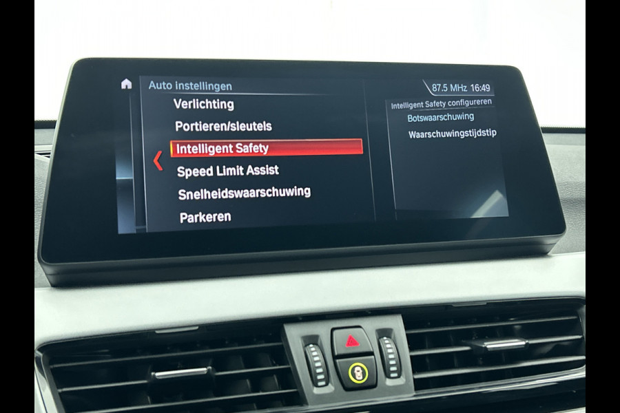 BMW X1 SDrive18i Executive Edition (GROOT-NAVIGATIE, CARPLAY, CAMERA, HEAD-UP, CLIMA, 1e EIGENAAR, GOED ONDERHOUDEN)