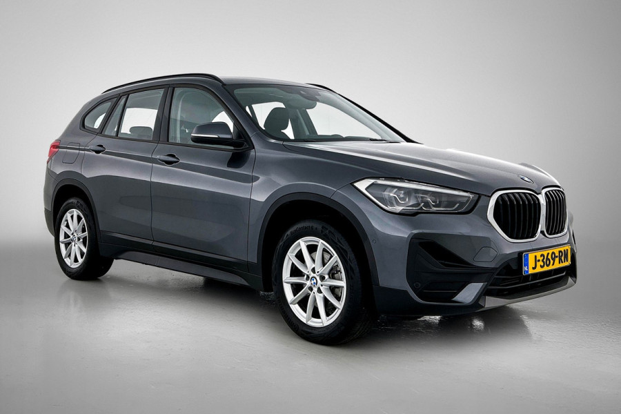 BMW X1 SDrive18i Executive Edition (GROOT-NAVIGATIE, CARPLAY, CAMERA, HEAD-UP, CLIMA, 1e EIGENAAR, GOED ONDERHOUDEN)