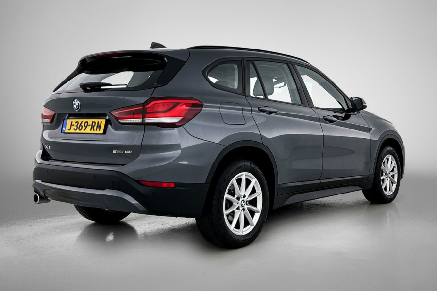BMW X1 SDrive18i Executive Edition (GROOT-NAVIGATIE, CARPLAY, CAMERA, HEAD-UP, CLIMA, 1e EIGENAAR, GOED ONDERHOUDEN)