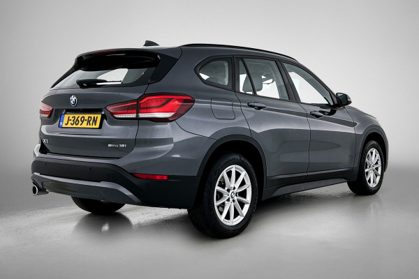BMW X1 SDrive18i Executive Edition (GROOT-NAVIGATIE, CARPLAY, CAMERA, HEAD-UP, CLIMA, 1e EIGENAAR, GOED ONDERHOUDEN)