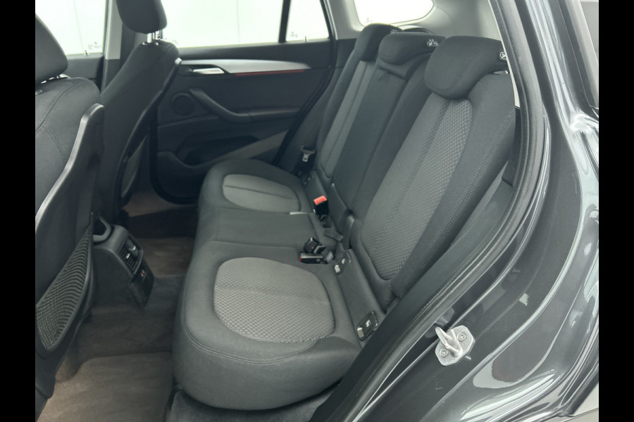 BMW X1 SDrive18i Executive Edition (GROOT-NAVIGATIE, CARPLAY, CAMERA, HEAD-UP, CLIMA, 1e EIGENAAR, GOED ONDERHOUDEN)
