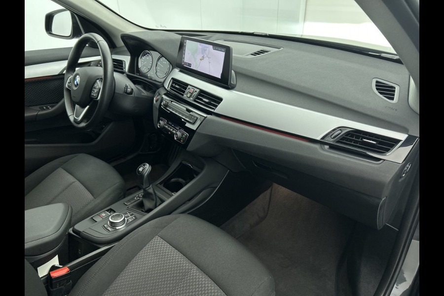 BMW X1 SDrive18i Executive Edition (GROOT-NAVIGATIE, CARPLAY, CAMERA, HEAD-UP, CLIMA, 1e EIGENAAR, GOED ONDERHOUDEN)