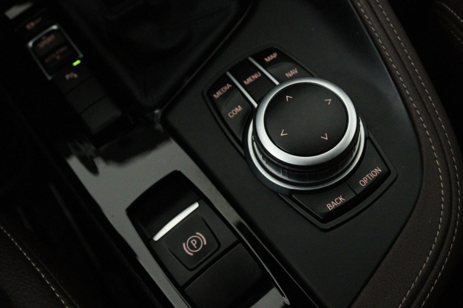 BMW X1 SDrive18i Business Edition (NAVIGATIE, STOELVERWARMING, HEAD-UP, SFEEVERLICHTING, 1e EIGENAAR, DEALER ONDERHOUDEN) BMW X1 SDrive18i Business Edition (NAVIGATIE, STOELVERWARMING, HEAD-UP, SFEEVERLICHTING, 1e EIGENAAR, DEALER ONDERHOUDEN)