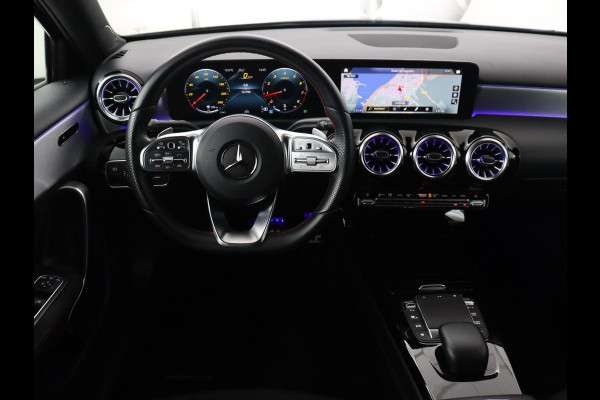 Mercedes-Benz A-Klasse 200 AMG | Panoramadak | Trekhaak | Carplay | Adaptive cruise | Stoelverwarming | Camera | Leder/Alcantara | Navigatie | Full LED | Sfeerverlichting | Park Assist Mercedes-Benz A-Klasse 200 AMG | Panoramadak | Trekhaak | Carplay | Adaptive cruise | Stoelverwarming | Camera | Leder/Alcantara | Navigatie | Full LED | Sfeerverlichting | Park Assist