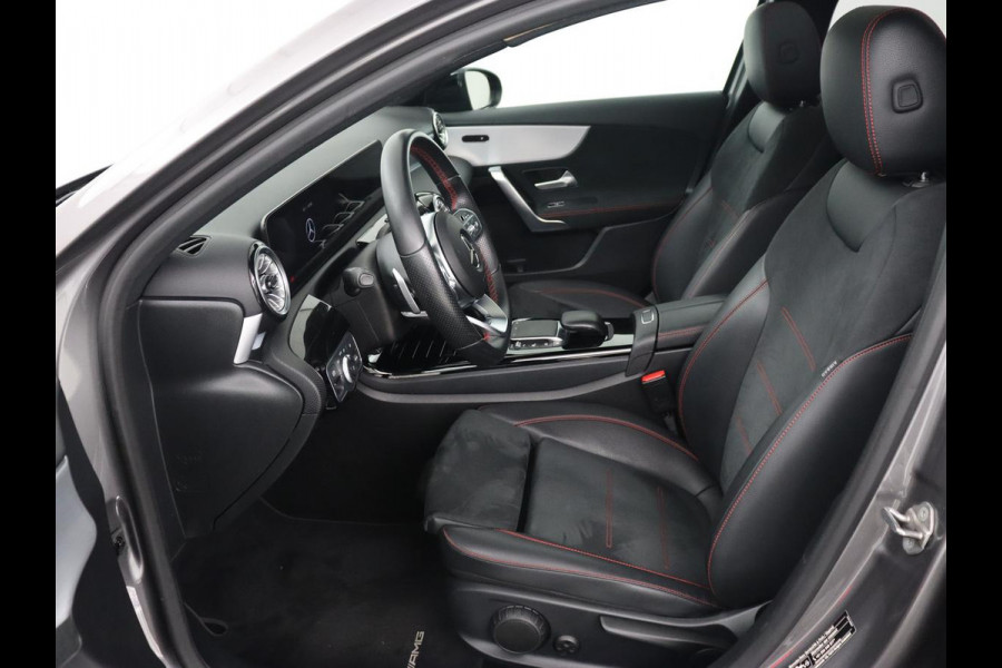 Mercedes-Benz A-Klasse 200 AMG | Panoramadak | Trekhaak | Carplay | Adaptive cruise | Stoelverwarming | Camera | Leder/Alcantara | Navigatie | Full LED | Sfeerverlichting | Park Assist Mercedes-Benz A-Klasse 200 AMG | Panoramadak | Trekhaak | Carplay | Adaptive cruise | Stoelverwarming | Camera | Leder/Alcantara | Navigatie | Full LED | Sfeerverlichting | Park Assist