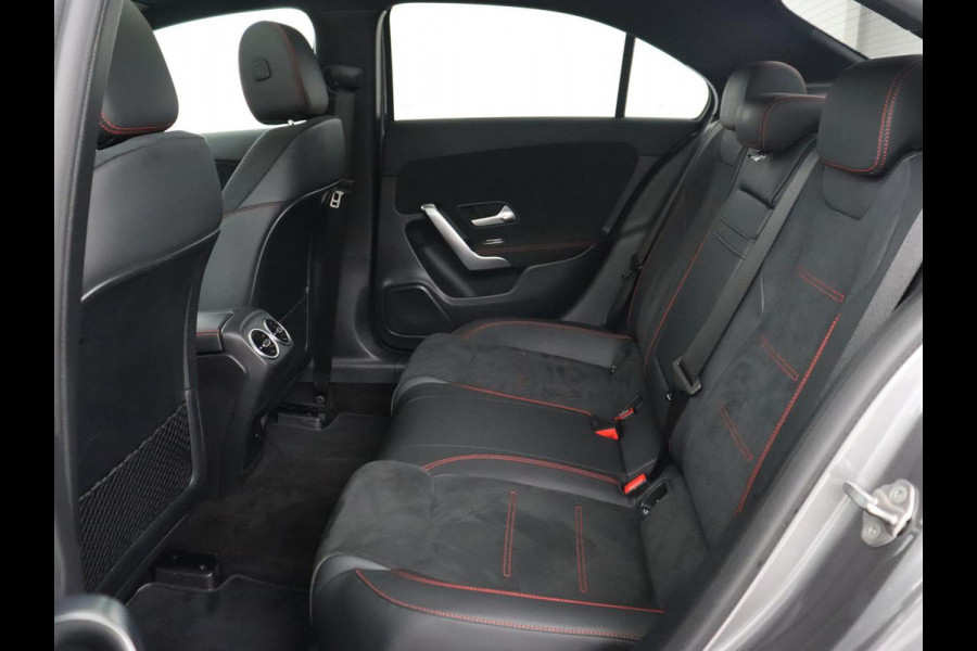 Mercedes-Benz A-Klasse 200 AMG | Panoramadak | Trekhaak | Carplay | Adaptive cruise | Stoelverwarming | Camera | Leder/Alcantara | Navigatie | Full LED | Sfeerverlichting | Park Assist Mercedes-Benz A-Klasse 200 AMG | Panoramadak | Trekhaak | Carplay | Adaptive cruise | Stoelverwarming | Camera | Leder/Alcantara | Navigatie | Full LED | Sfeerverlichting | Park Assist