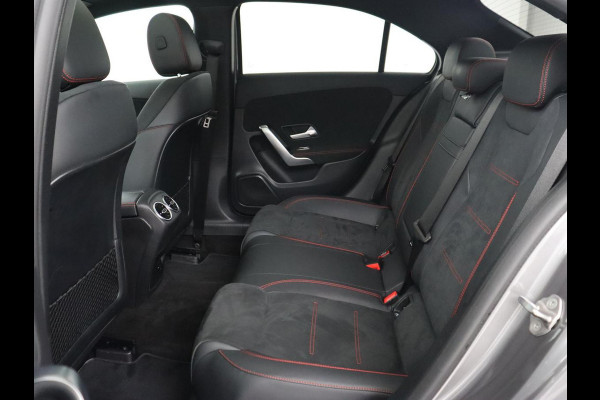 Mercedes-Benz A-Klasse 200 AMG | Panoramadak | Trekhaak | Carplay | Adaptive cruise | Stoelverwarming | Camera | Leder/Alcantara | Navigatie | Full LED | Sfeerverlichting | Park Assist Mercedes-Benz A-Klasse 200 AMG | Panoramadak | Trekhaak | Carplay | Adaptive cruise | Stoelverwarming | Camera | Leder/Alcantara | Navigatie | Full LED | Sfeerverlichting | Park Assist