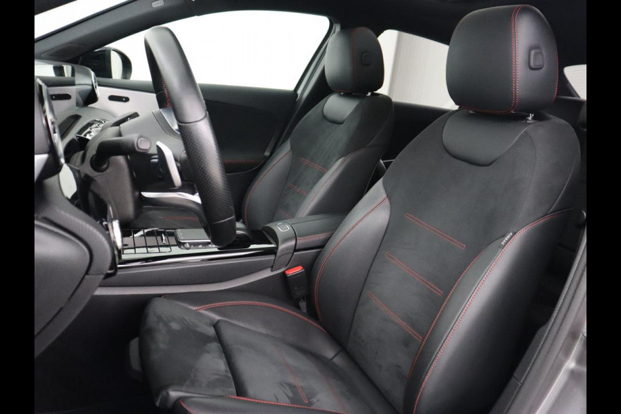 Mercedes-Benz A-Klasse 200 AMG | Panoramadak | Trekhaak | Carplay | Adaptive cruise | Stoelverwarming | Camera | Leder/Alcantara | Navigatie | Full LED | Sfeerverlichting | Park Assist Mercedes-Benz A-Klasse 200 AMG | Panoramadak | Trekhaak | Carplay | Adaptive cruise | Stoelverwarming | Camera | Leder/Alcantara | Navigatie | Full LED | Sfeerverlichting | Park Assist