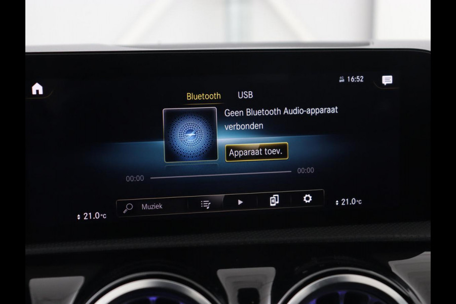 Mercedes-Benz A-Klasse 200 AMG | Panoramadak | Trekhaak | Carplay | Adaptive cruise | Stoelverwarming | Camera | Leder/Alcantara | Navigatie | Full LED | Sfeerverlichting | Park Assist Mercedes-Benz A-Klasse 200 AMG | Panoramadak | Trekhaak | Carplay | Adaptive cruise | Stoelverwarming | Camera | Leder/Alcantara | Navigatie | Full LED | Sfeerverlichting | Park Assist