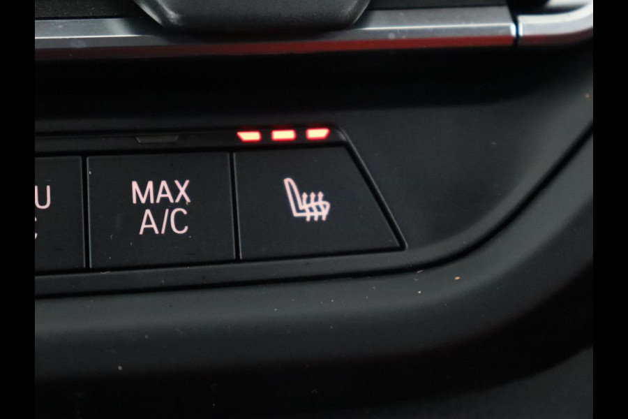 BMW 1-serie 116d High Executive | Sport Line | Leder | Stoelverwarming | Carplay | Sportstoelen | Navigatie | Parkeerhulp | Live Cockpit | Climate control | Full LED | Cruise control