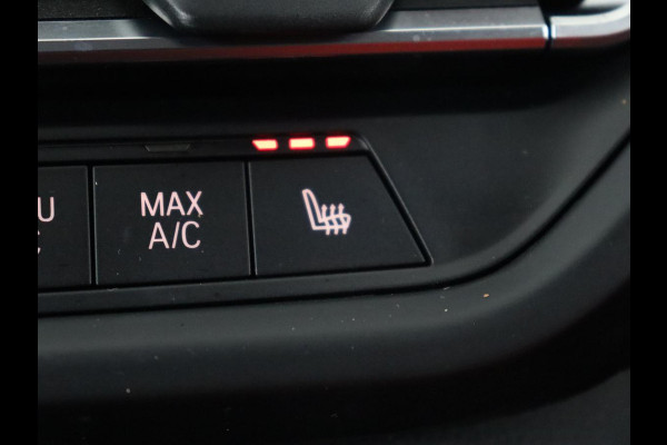 BMW 1-serie 116d High Executive | Sport Line | Leder | Stoelverwarming | Carplay | Sportstoelen | Navigatie | Parkeerhulp | Live Cockpit | Climate control | Full LED | Cruise control