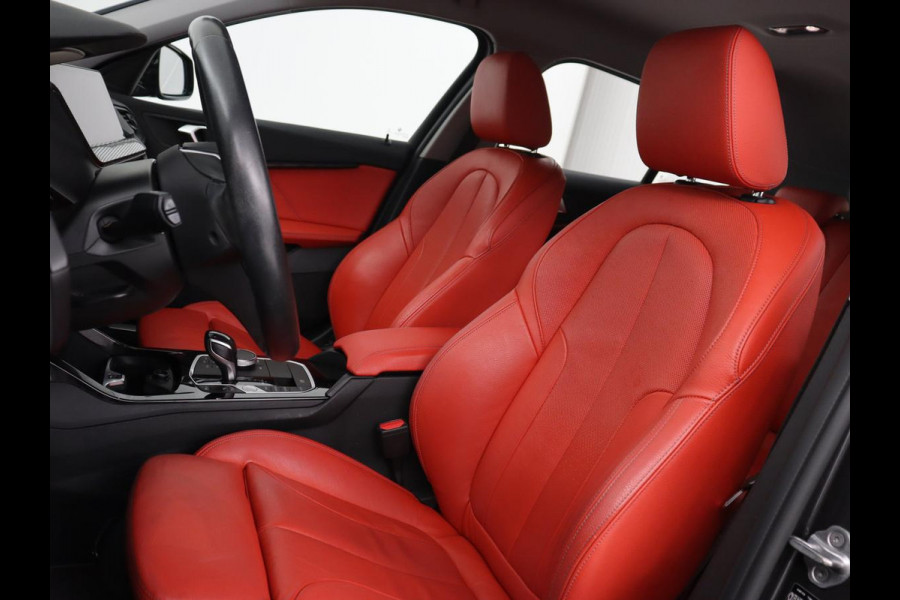 BMW 1-serie 116d High Executive | Sport Line | Leder | Stoelverwarming | Carplay | Sportstoelen | Navigatie | Parkeerhulp | Live Cockpit | Climate control | Full LED | Cruise control