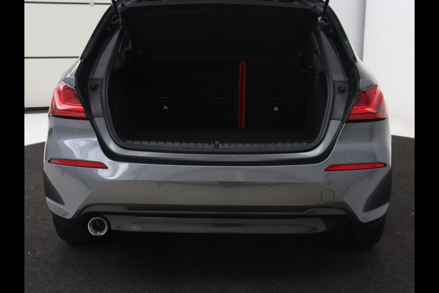BMW 1-serie 116d High Executive | Sport Line | Leder | Stoelverwarming | Carplay | Sportstoelen | Navigatie | Parkeerhulp | Live Cockpit | Climate control | Full LED | Cruise control