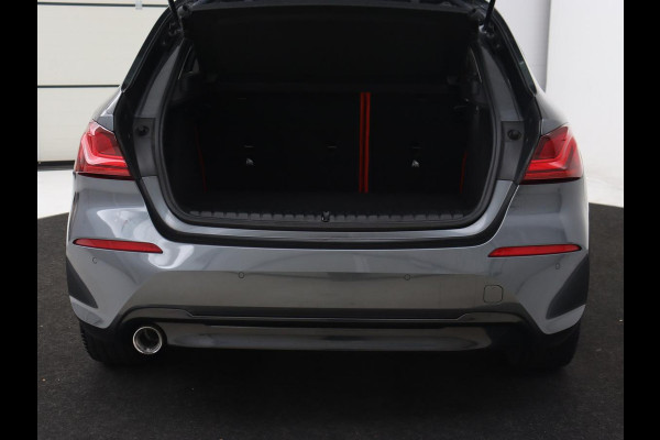 BMW 1-serie 116d High Executive | Sport Line | Leder | Stoelverwarming | Carplay | Sportstoelen | Navigatie | Parkeerhulp | Live Cockpit | Climate control | Full LED | Cruise control
