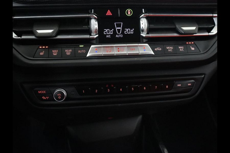 BMW 1-serie 116d High Executive | Sport Line | Leder | Stoelverwarming | Carplay | Sportstoelen | Navigatie | Parkeerhulp | Live Cockpit | Climate control | Full LED | Cruise control