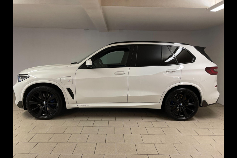 BMW X5 XDrive45e High Executive M PAKKET M PERFORMANCE CARBON AIRCO NAVI CRUISE BT STOELVERW LUCHTV 22INCH CAMERA NIEUWSTAAT