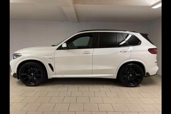 BMW X5 XDrive45e High Executive M PAKKET M PERFORMANCE CARBON AIRCO NAVI CRUISE BT STOELVERW LUCHTV 22INCH CAMERA NIEUWSTAAT