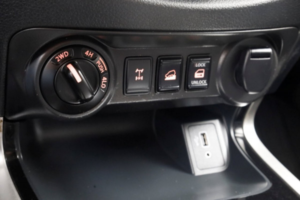 Nissan Navara 2.3 dCi 190pk Automaat Tekna 4x4 + Sperdiff. Trekhaak 3500kg 09-2020 Nissan Navara 2.3 dCi 190pk Automaat Tekna 4x4 + Sperdiff. Trekhaak 3500kg 09-2020