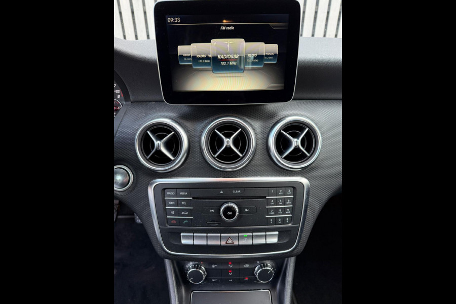 Mercedes-Benz A-Klasse 180 Business Solution - Camera - Airco - Cruise Mercedes-Benz A-Klasse 180 Business Solution - Camera - Airco - Cruise